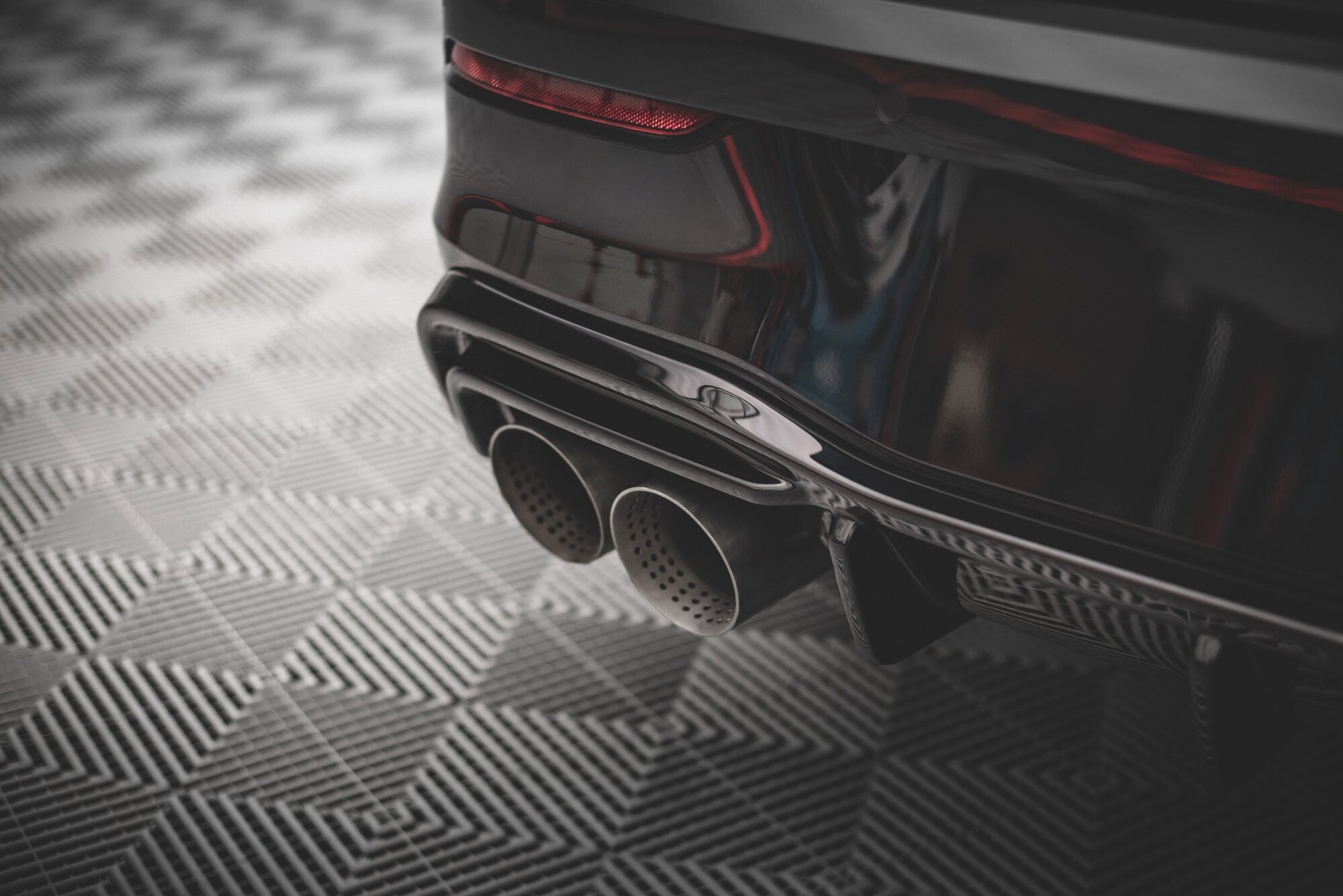 Maxton Design Diffusor Heck Ansatz V.2 für Volkswagen Golf R Mk8 schwarz Hochglanz Maxton Design Diffusor Heck Ansatz V.2 für Volkswagen Golf R Mk8 schwarz Hochglanz