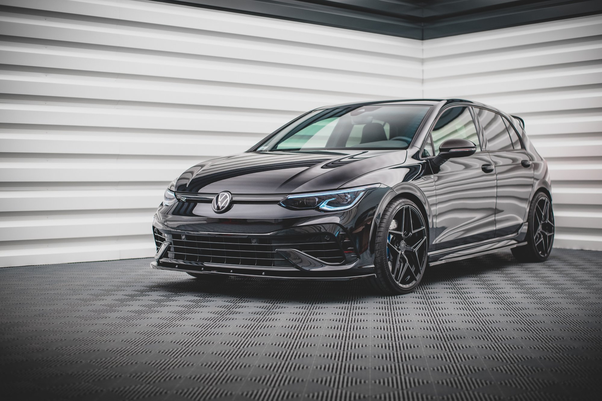 Maxton Design Front Ansatz V.1 für Volkswagen Golf R Mk8 schwarz Hochglanz Maxton Design Front Ansatz V.1 für Volkswagen Golf R Mk8 schwarz Hochglanz