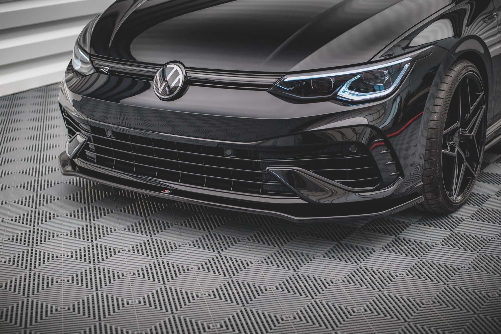 Maxton Design Front Ansatz V.3 für Volkswagen Golf R Mk8 schwarz Hochglanz Maxton Design Front Ansatz V.3 für Volkswagen Golf R Mk8 schwarz Hochglanz