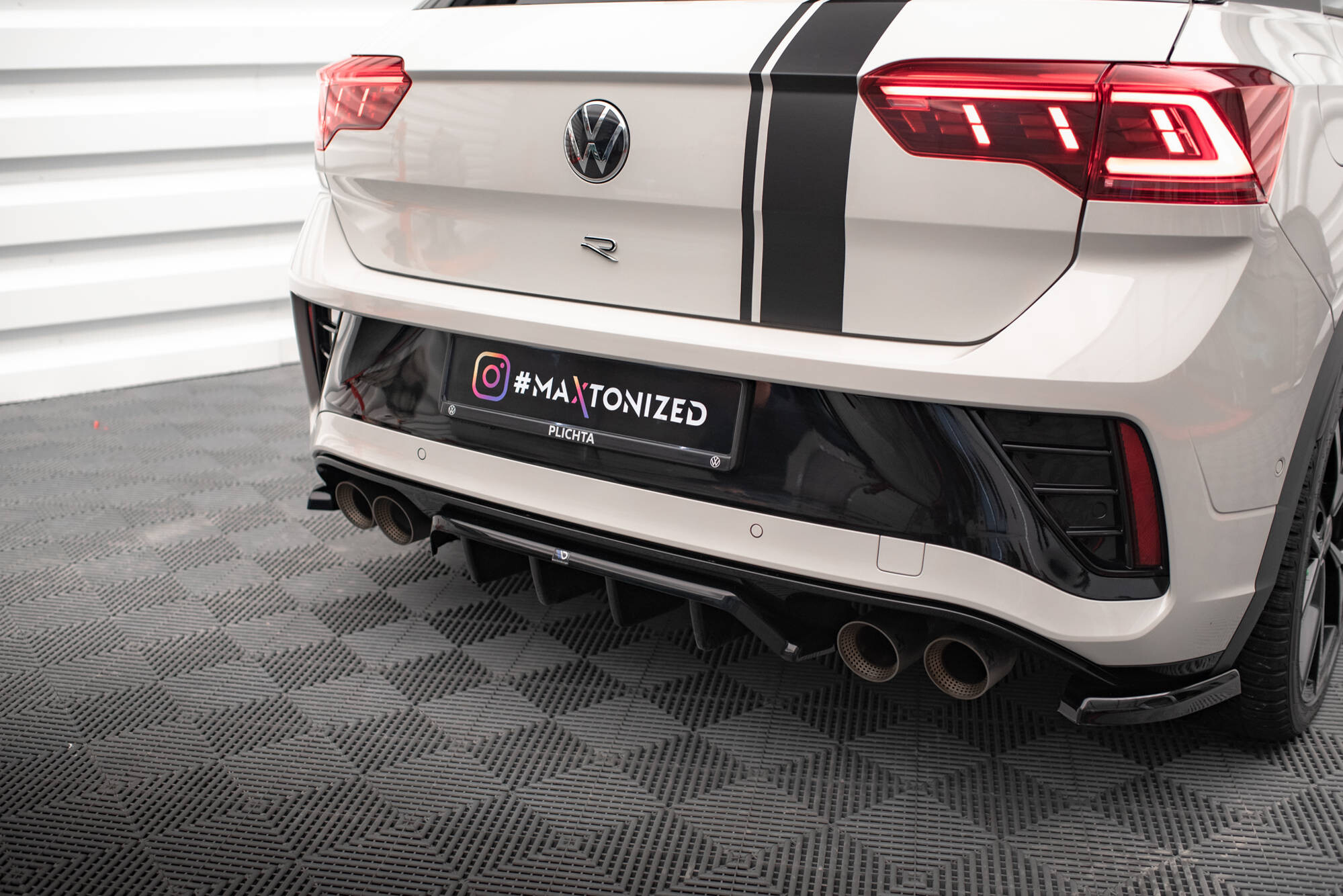 Maxton Design Mittlerer Diffusor Heck Ansatz DTM Look für Volkswagen T-Roc R Mk1 Facelift schwarz Hochglanz Maxton Design Mittlerer Diffusor Heck Ansatz DTM Look für Volkswagen T-Roc R Mk1 Facelift schwarz Hochglanz