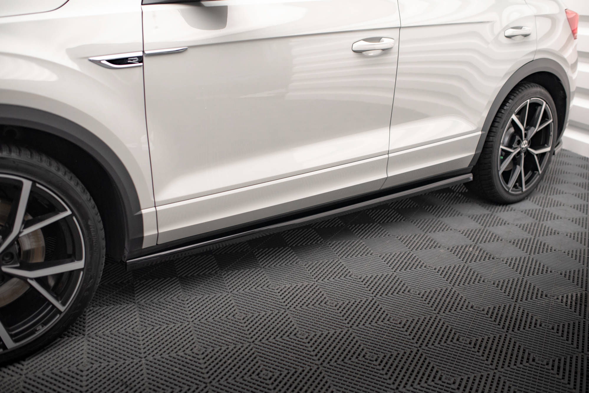 Maxton Design Seitenschweller Ansatz für Volkswagen T-Roc R Mk1 Facelift schwarz Hochglanz Maxton Design Seitenschweller Ansatz für Volkswagen T-Roc R Mk1 Facelift schwarz Hochglanz