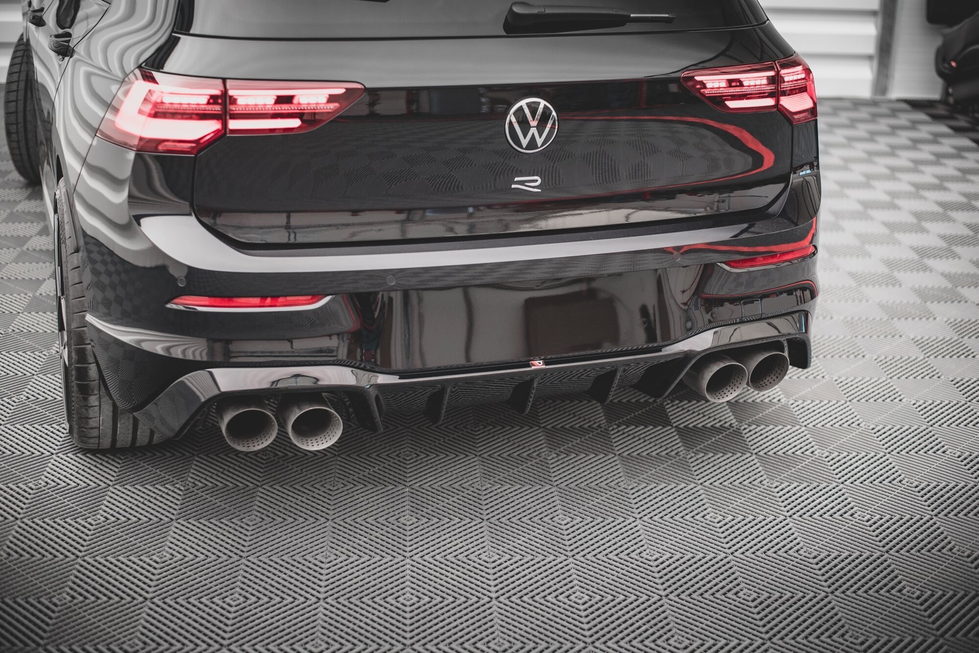 Maxton Design Diffusor Heck Ansatz V.1 für Volkswagen Golf R Mk8 schwarz Hochglanz Maxton Design Diffusor Heck Ansatz V.1 für Volkswagen Golf R Mk8 schwarz Hochglanz