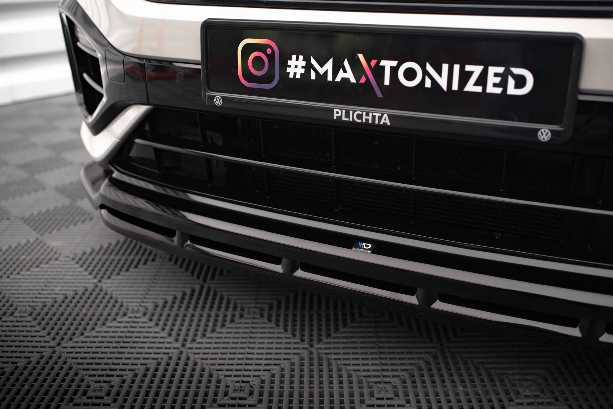 Maxton Design Front Ansatz V.1 für Volkswagen T-Roc R Mk1 Facelift schwarz Hochglanz Maxton Design Front Ansatz V.1 für Volkswagen T-Roc R Mk1 Facelift schwarz Hochglanz